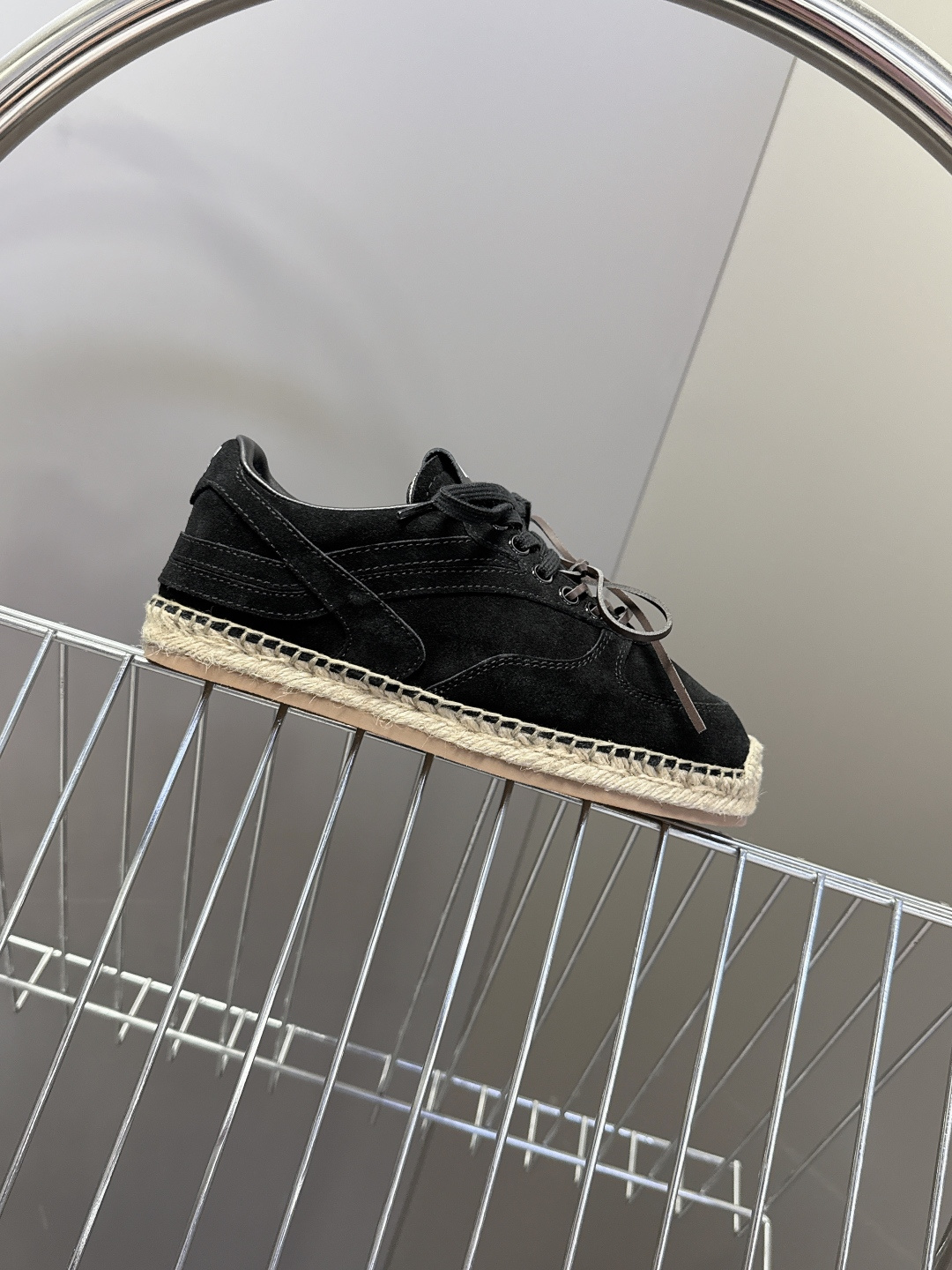 Miu Miu缪缪2026春夏最新款草编底德训鞋超多明星网红种草 这是品牌标志性的“miu系少女风”核心