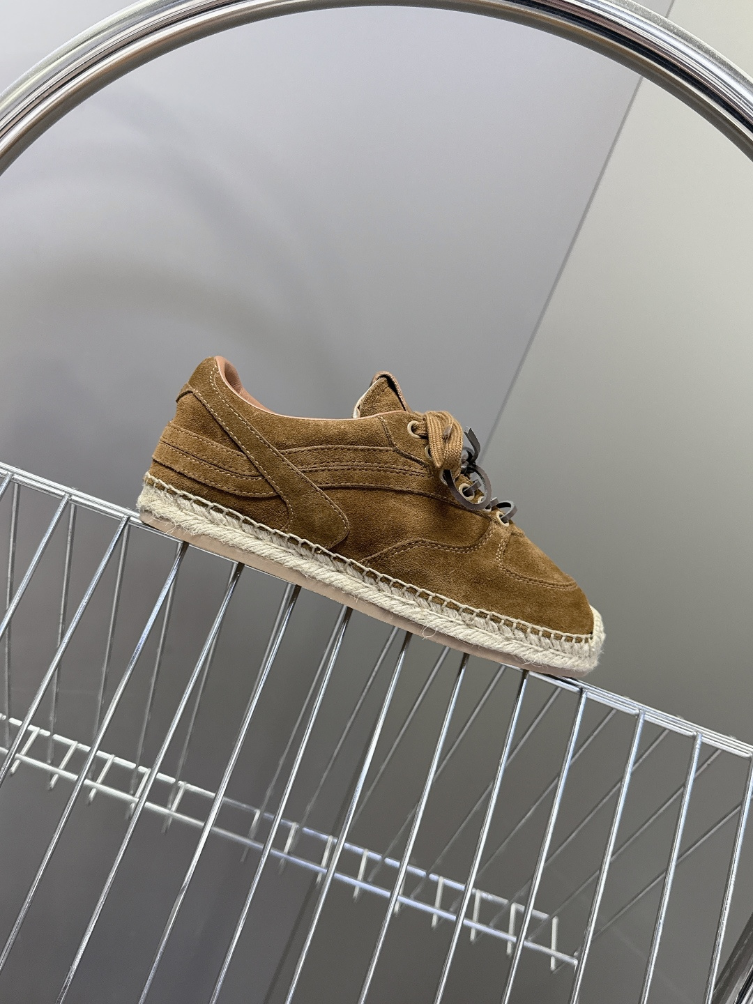 Miu Miu缪缪2026春夏最新款草编底德训鞋超多明星网红种草 这是品牌标志性的“miu系少女风”核心