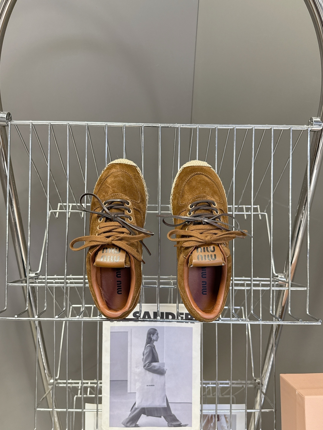 Miu Miu缪缪2026春夏最新款草编底德训鞋超多明星网红种草 这是品牌标志性的“miu系少女风”核心