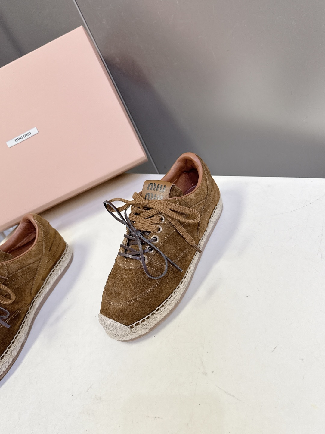 Miu Miu缪缪2026春夏最新款草编底德训鞋超多明星网红种草 这是品牌标志性的“miu系少女风”核心