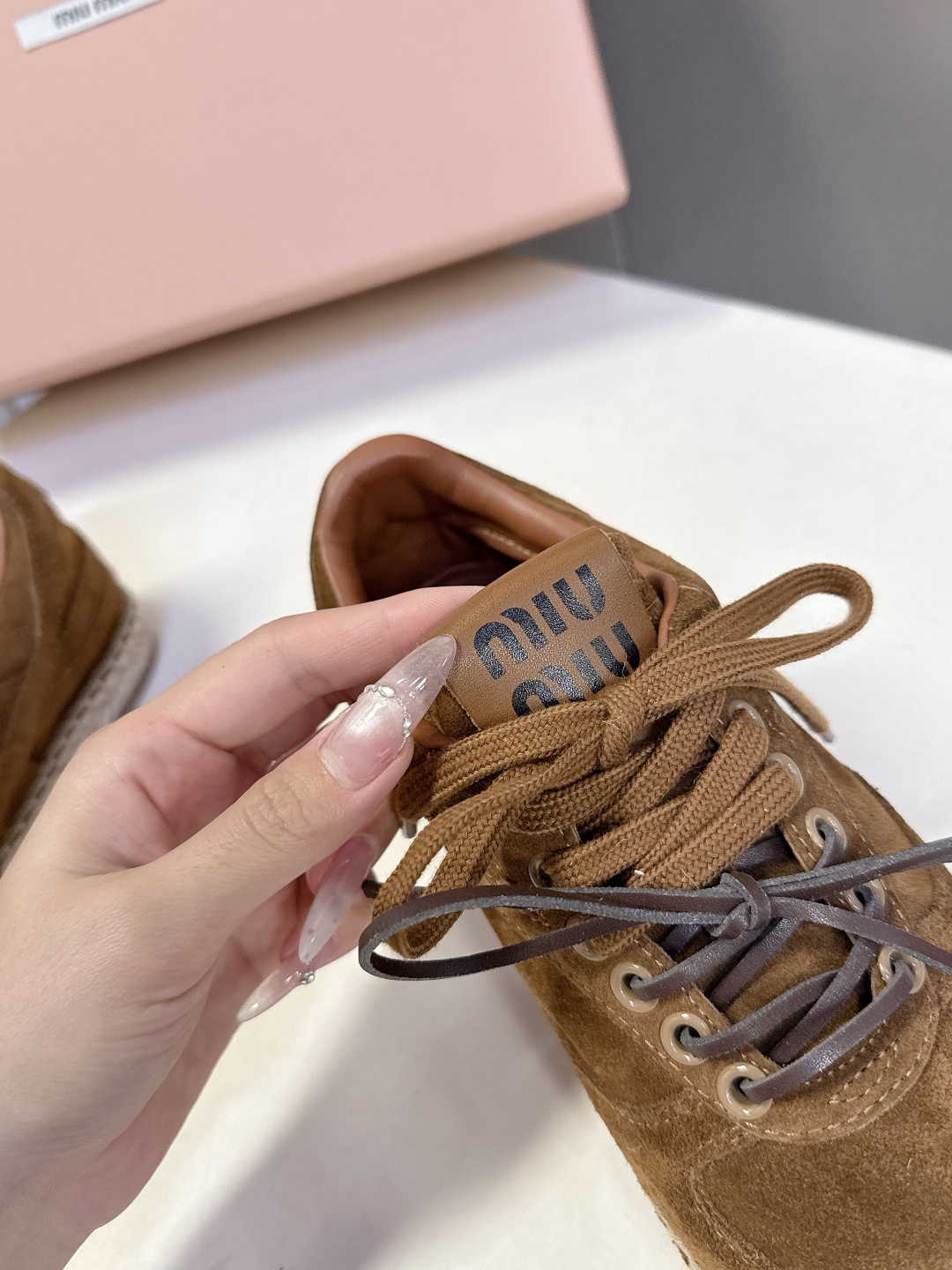 Miu Miu缪缪2026春夏最新款草编底德训鞋超多明星网红种草 这是品牌标志性的“miu系少女风”核心