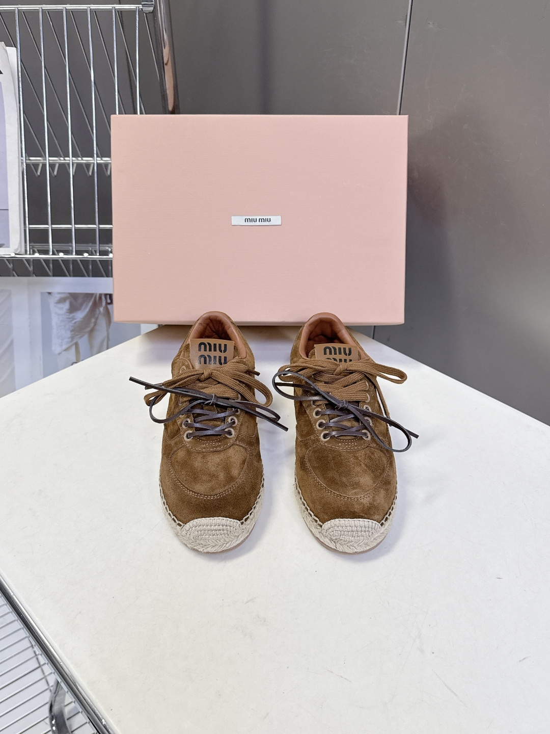 Miu Miu缪缪2026春夏最新款草编底德训鞋超多明星网红种草 这是品牌标志性的“miu系少女风”核心