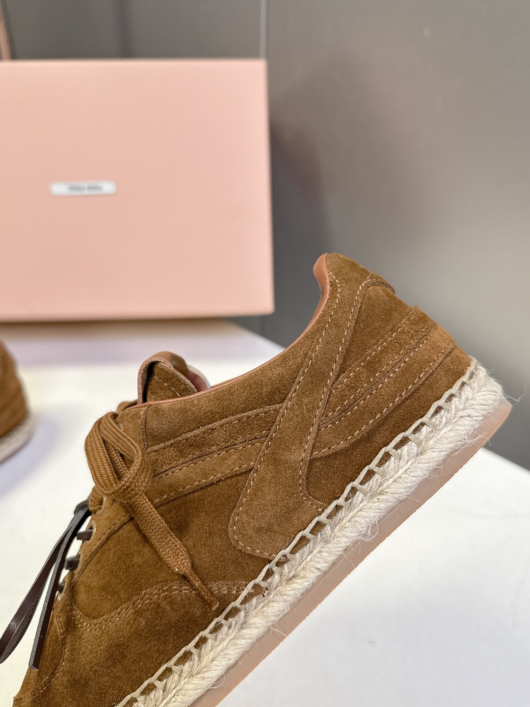 Miu Miu缪缪2026春夏最新款草编底德训鞋超多明星网红种草 这是品牌标志性的“miu系少女风”核心