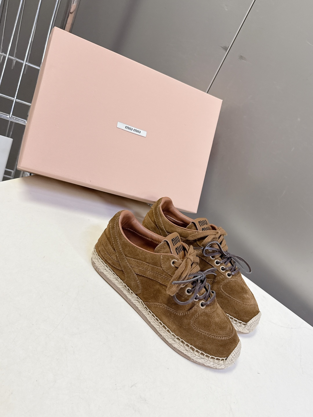 Miu Miu缪缪2026春夏最新款草编底德训鞋超多明星网红种草 这是品牌标志性的“miu系少女风”核心