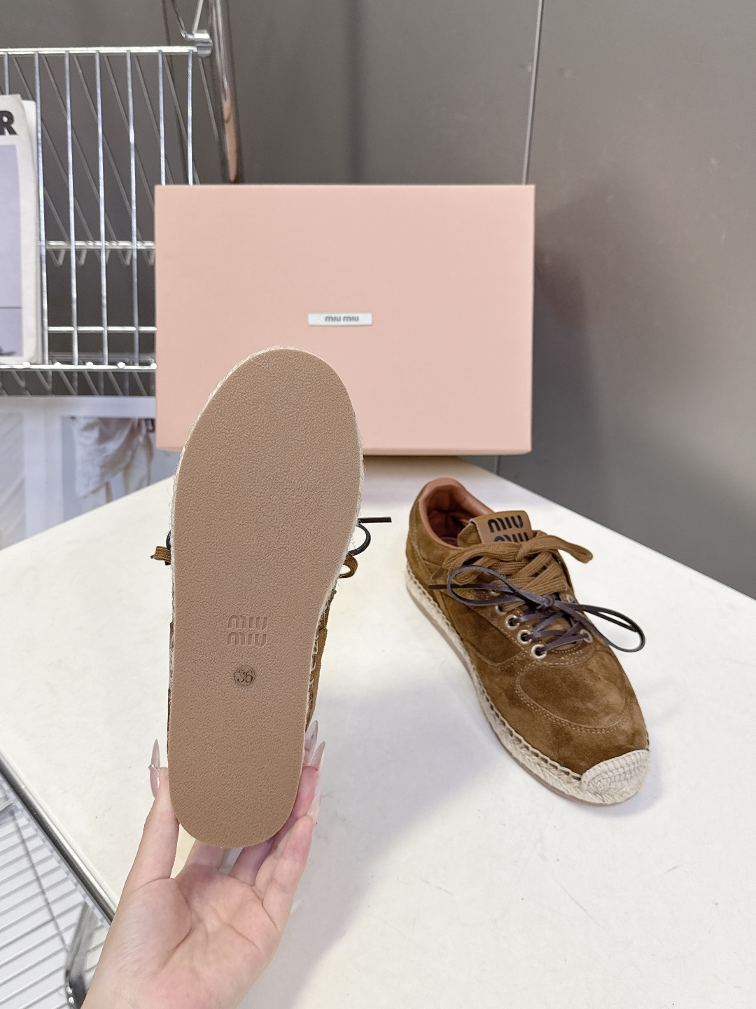 Miu Miu缪缪2026春夏最新款草编底德训鞋超多明星网红种草 这是品牌标志性的“miu系少女风”核心