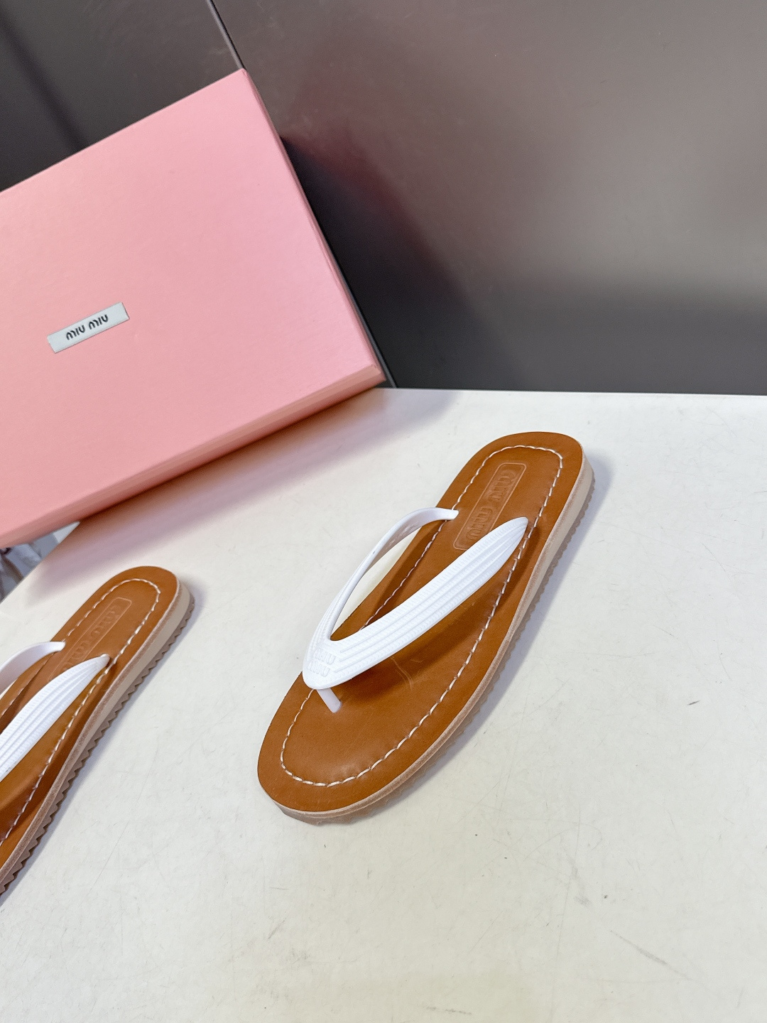 Miu Miu 缪缪2026春夏最新款复古人字拖超多明星网红种草 miu家推出的女士复古风平底人字拖，是