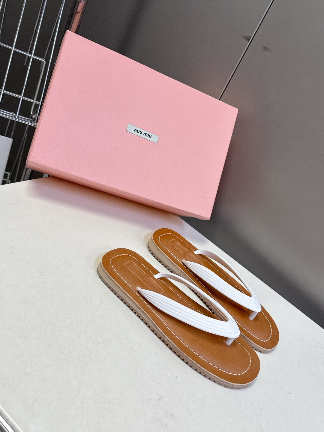 Miu Miu 缪缪2026春夏最新款复古人字拖超多明星网红种草 miu家推出的女士复古风平底人字拖，是