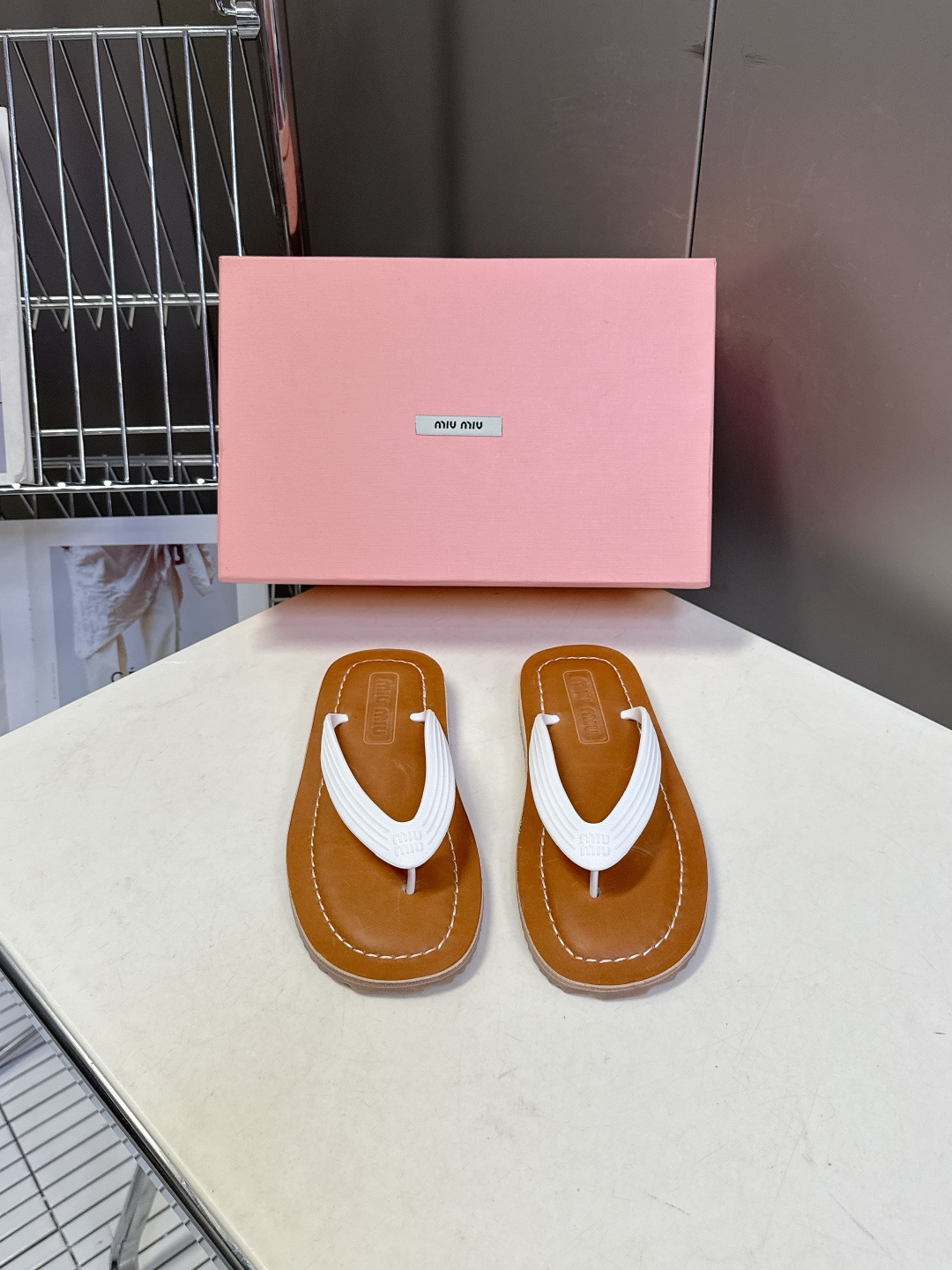 Miu Miu 缪缪2026春夏最新款复古人字拖超多明星网红种草 miu家推出的女士复古风平底人字拖，是