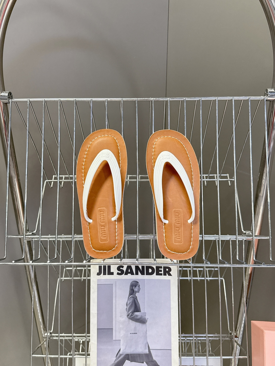 Miu Miu 缪缪2026春夏最新款复古人字拖超多明星网红种草 miu家推出的女士复古风平底人字拖，是