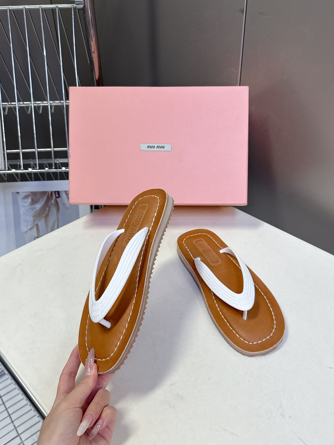 Miu Miu 缪缪2026春夏最新款复古人字拖超多明星网红种草 miu家推出的女士复古风平底人字拖，是