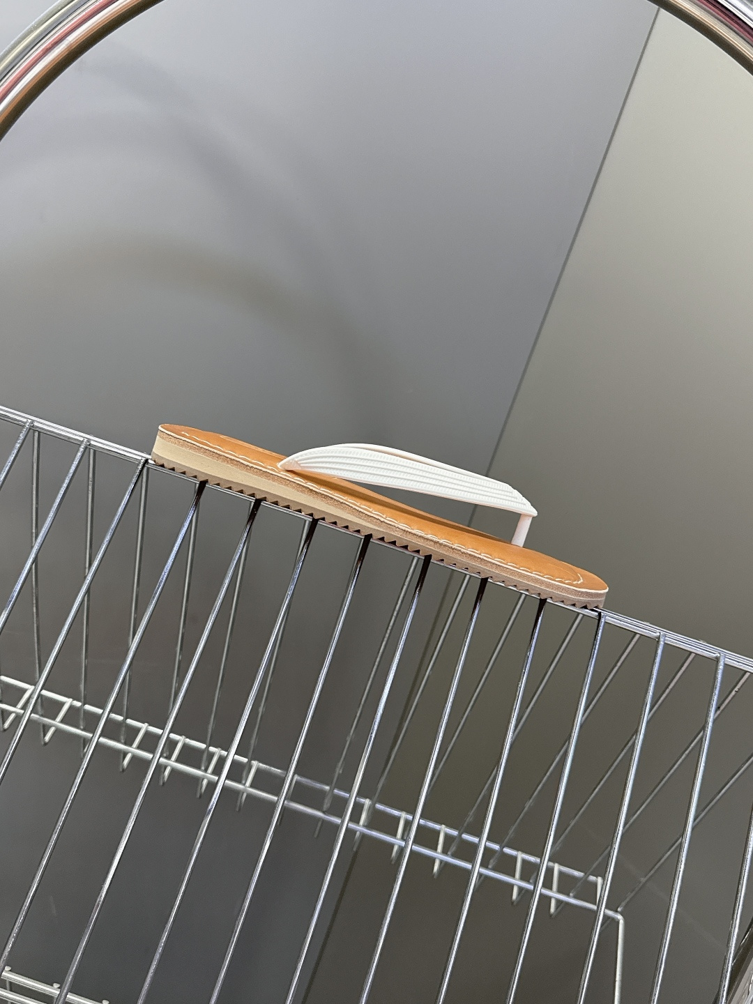 Miu Miu 缪缪2026春夏最新款复古人字拖超多明星网红种草 miu家推出的女士复古风平底人字拖，是