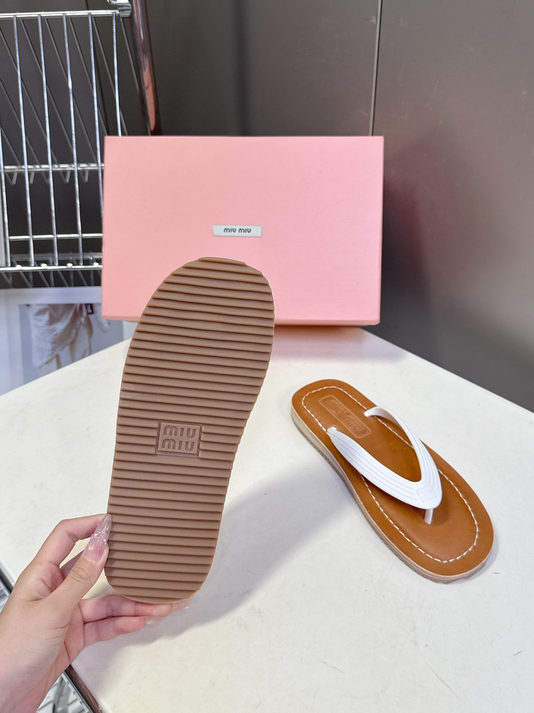 Miu Miu 缪缪2026春夏最新款复古人字拖超多明星网红种草 miu家推出的女士复古风平底人字拖，是