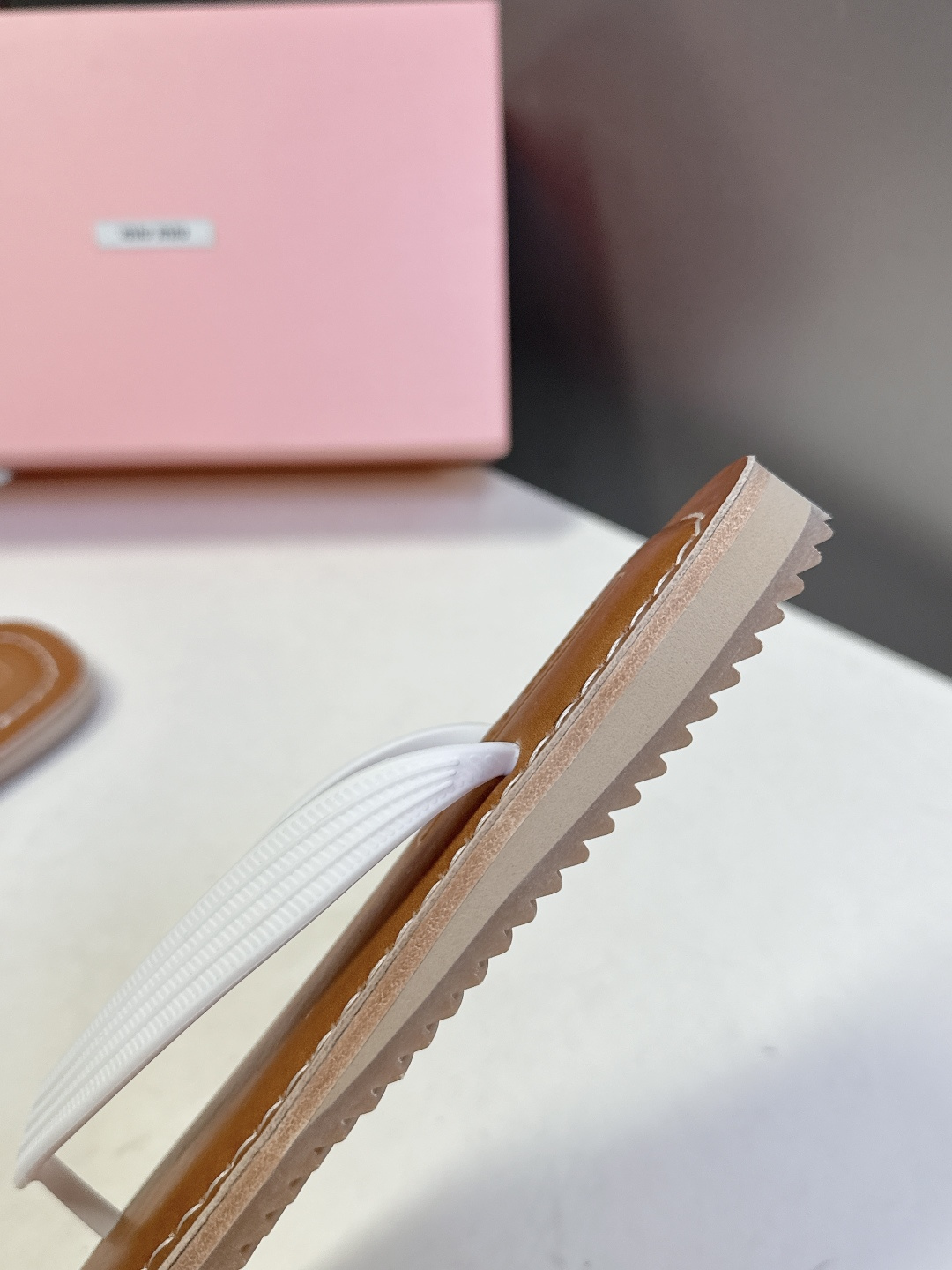 Miu Miu 缪缪2026春夏最新款复古人字拖超多明星网红种草 miu家推出的女士复古风平底人字拖，是