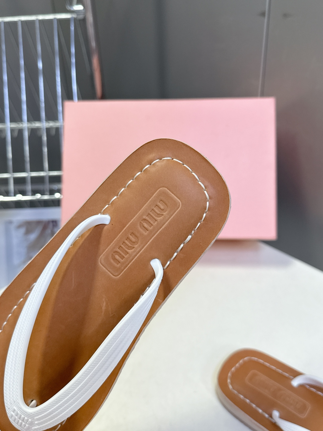 Miu Miu 缪缪2026春夏最新款复古人字拖超多明星网红种草 miu家推出的女士复古风平底人字拖，是