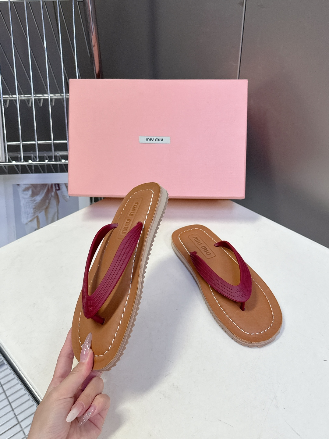 Miu Miu 缪缪2026春夏最新款复古人字拖超多明星网红种草 miu家推出的女士复古风平底人字拖，是