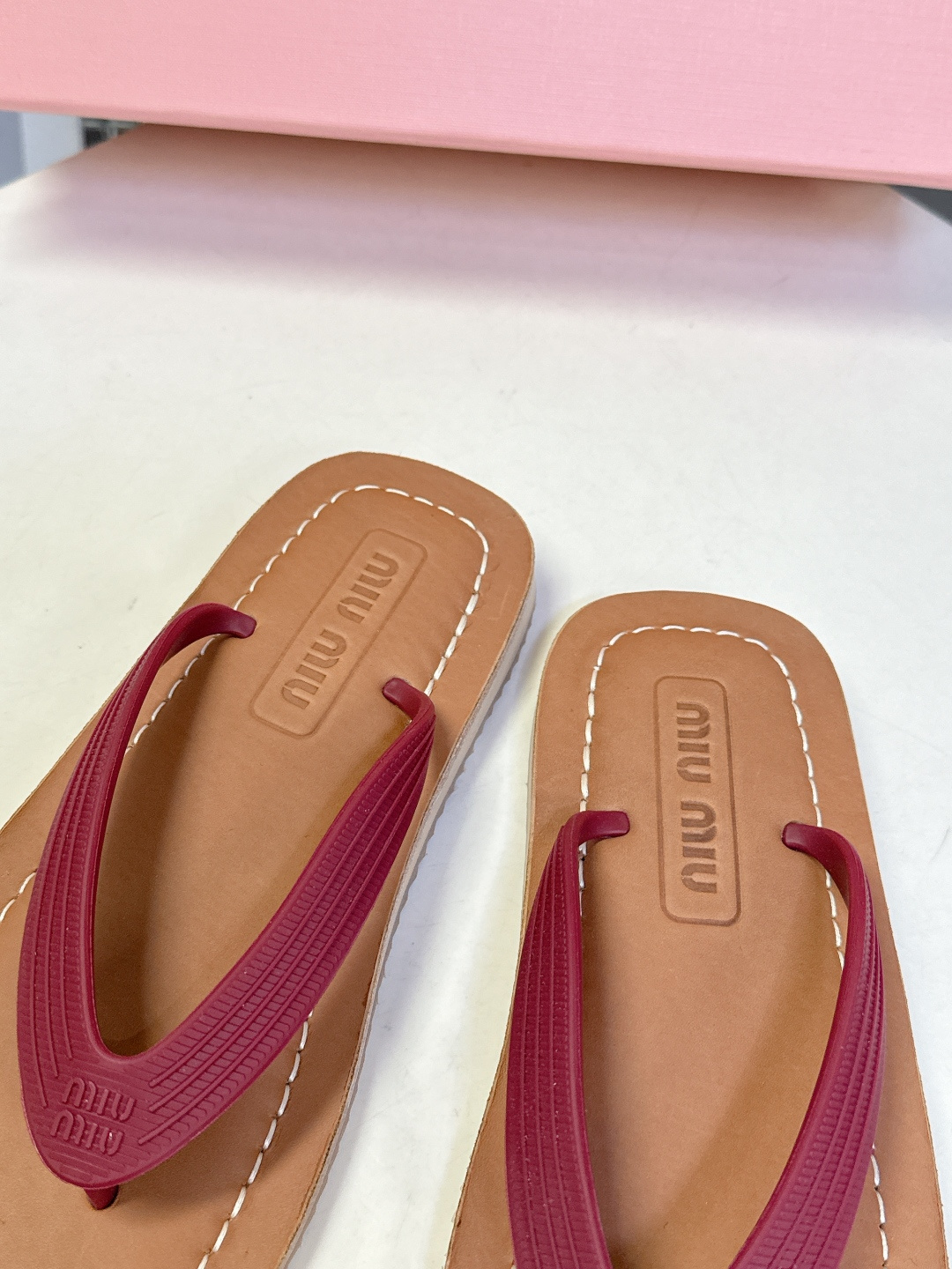 Miu Miu 缪缪2026春夏最新款复古人字拖超多明星网红种草 miu家推出的女士复古风平底人字拖，是