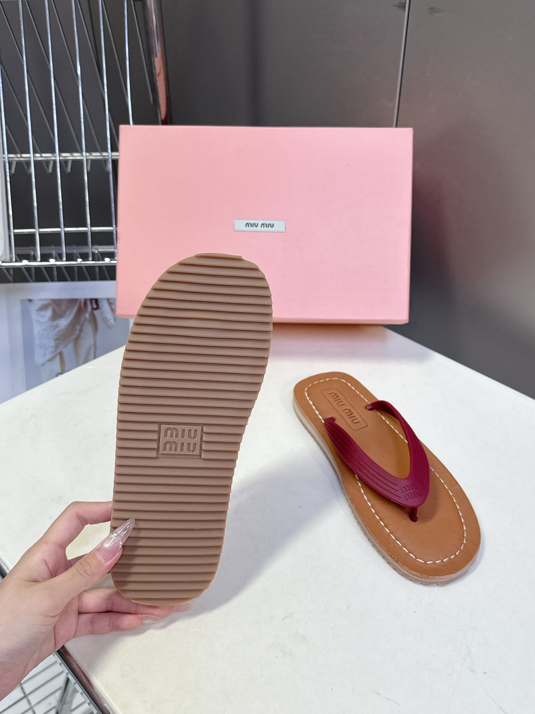 Miu Miu 缪缪2026春夏最新款复古人字拖超多明星网红种草 miu家推出的女士复古风平底人字拖，是