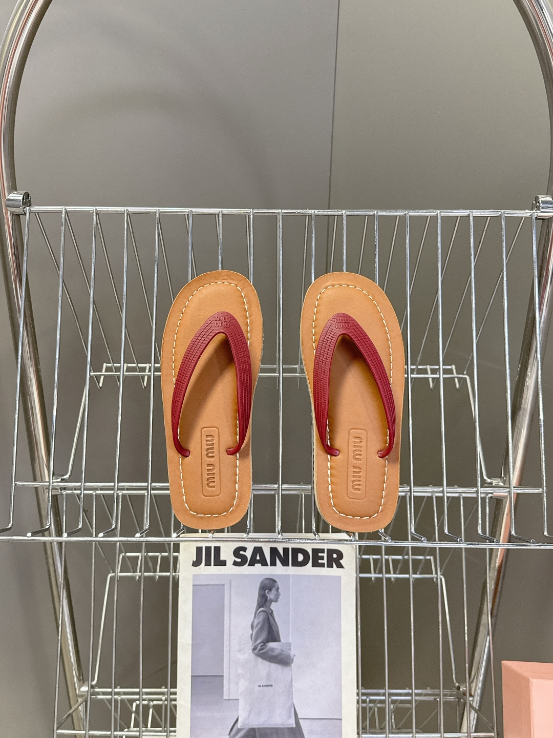 Miu Miu 缪缪2026春夏最新款复古人字拖超多明星网红种草 miu家推出的女士复古风平底人字拖，是