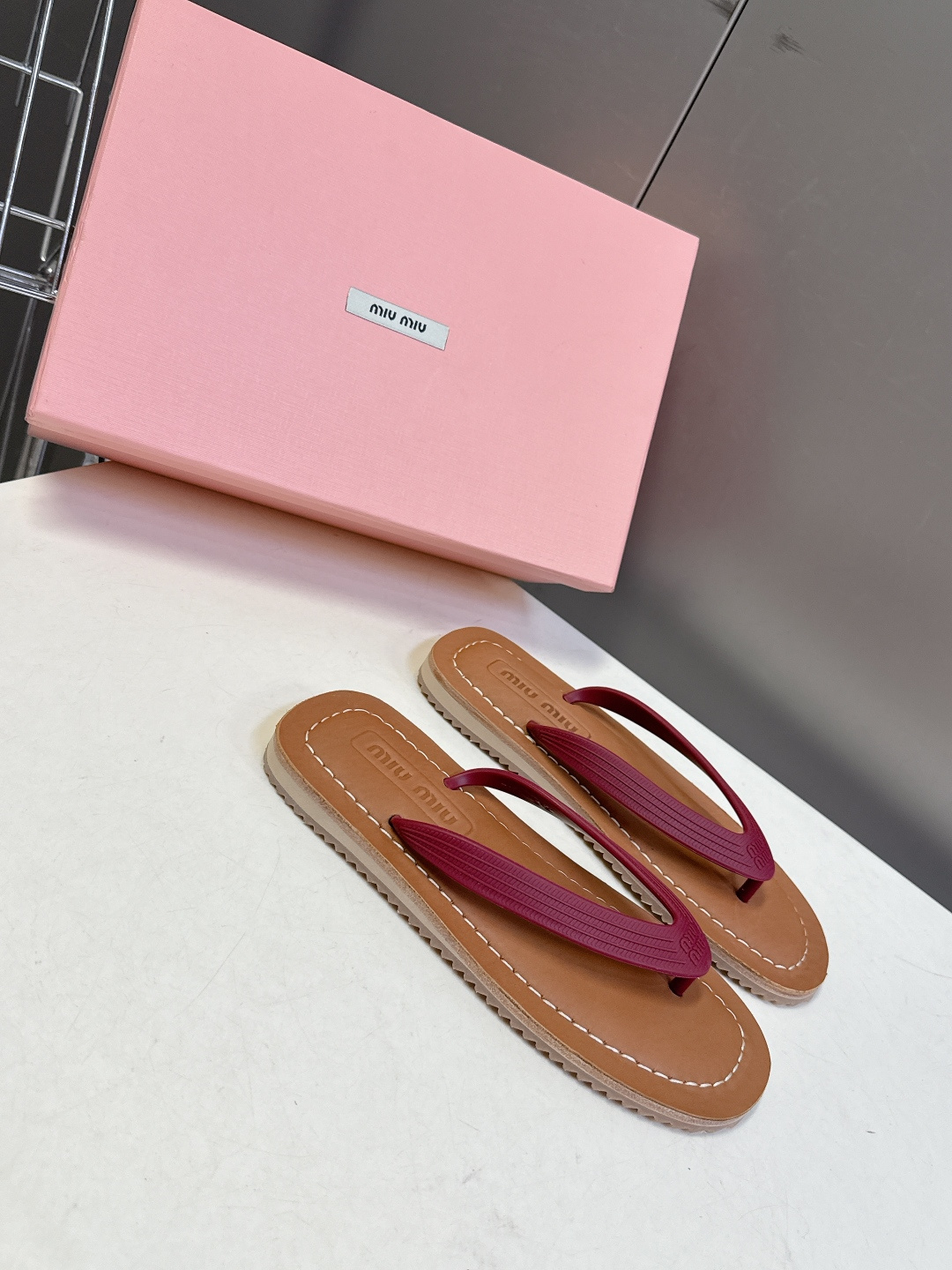 Miu Miu 缪缪2026春夏最新款复古人字拖超多明星网红种草 miu家推出的女士复古风平底人字拖，是