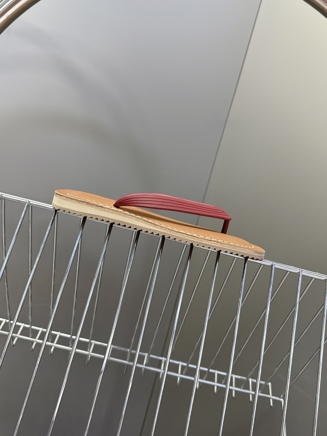 Miu Miu 缪缪2026春夏最新款复古人字拖超多明星网红种草 miu家推出的女士复古风平底人字拖，是