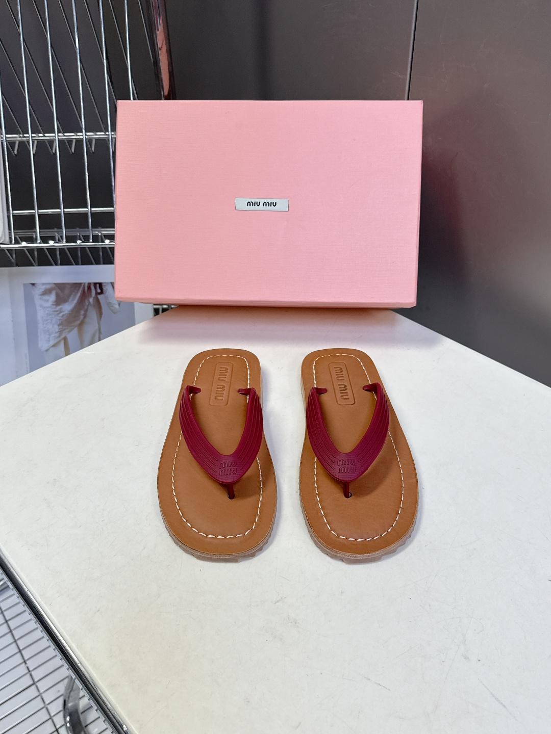 Miu Miu 缪缪2026春夏最新款复古人字拖超多明星网红种草 miu家推出的女士复古风平底人字拖，是
