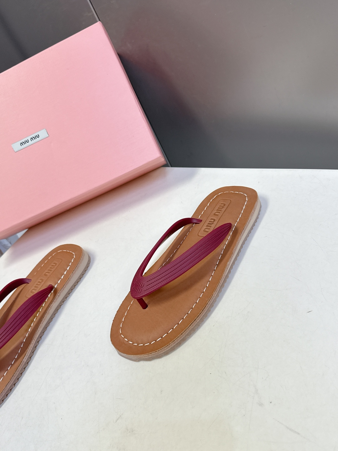 Miu Miu 缪缪2026春夏最新款复古人字拖超多明星网红种草 miu家推出的女士复古风平底人字拖，是