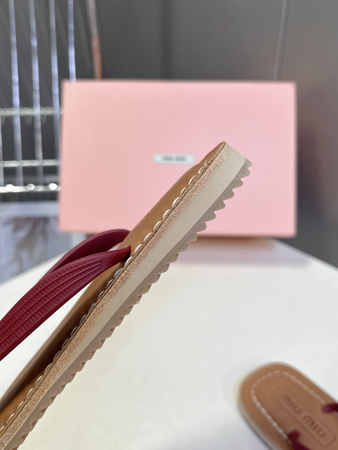 Miu Miu 缪缪2026春夏最新款复古人字拖超多明星网红种草 miu家推出的女士复古风平底人字拖，是