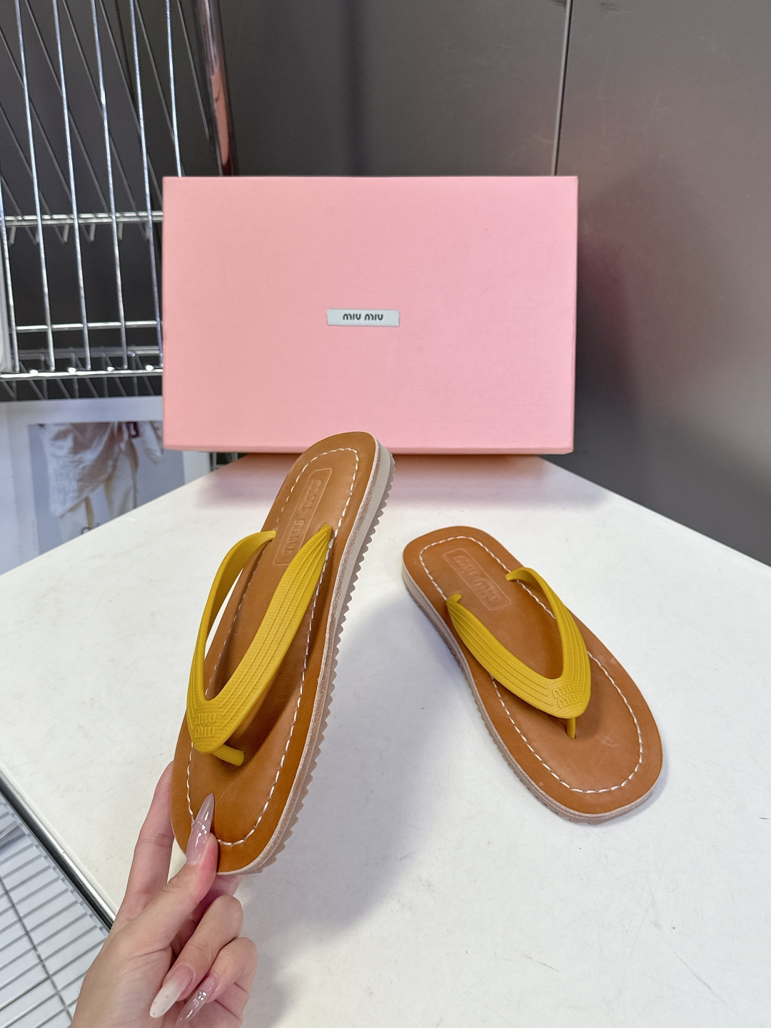 Miu Miu 缪缪2026春夏最新款复古人字拖超多明星网红种草 miu家推出的女士复古风平底人字拖，是