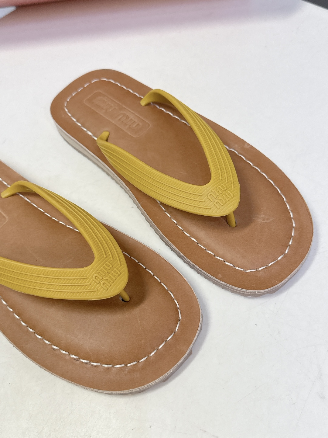 Miu Miu 缪缪2026春夏最新款复古人字拖超多明星网红种草 miu家推出的女士复古风平底人字拖，是