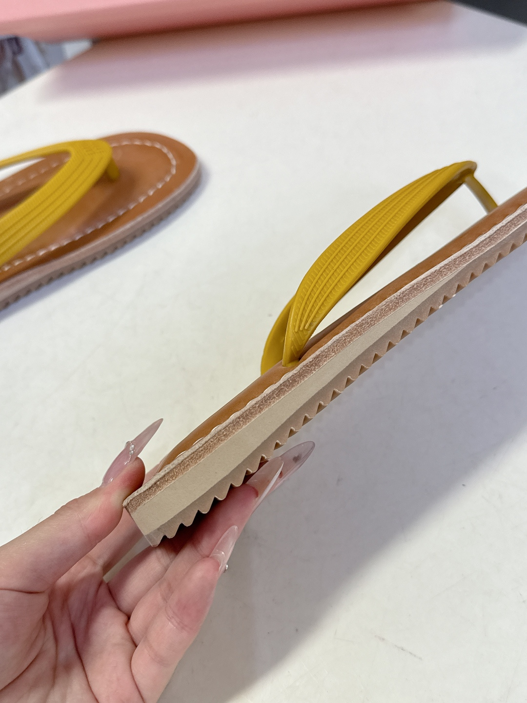 Miu Miu 缪缪2026春夏最新款复古人字拖超多明星网红种草 miu家推出的女士复古风平底人字拖，是