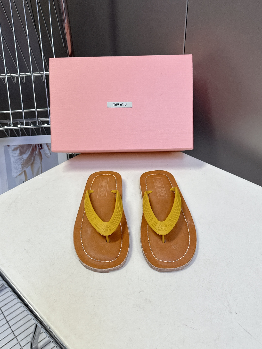 Miu Miu 缪缪2026春夏最新款复古人字拖超多明星网红种草 miu家推出的女士复古风平底人字拖，是