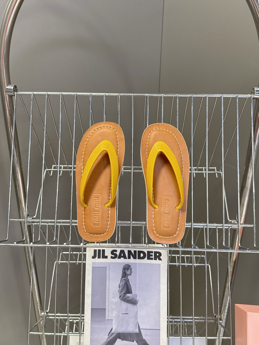 Miu Miu 缪缪2026春夏最新款复古人字拖超多明星网红种草 miu家推出的女士复古风平底人字拖，是