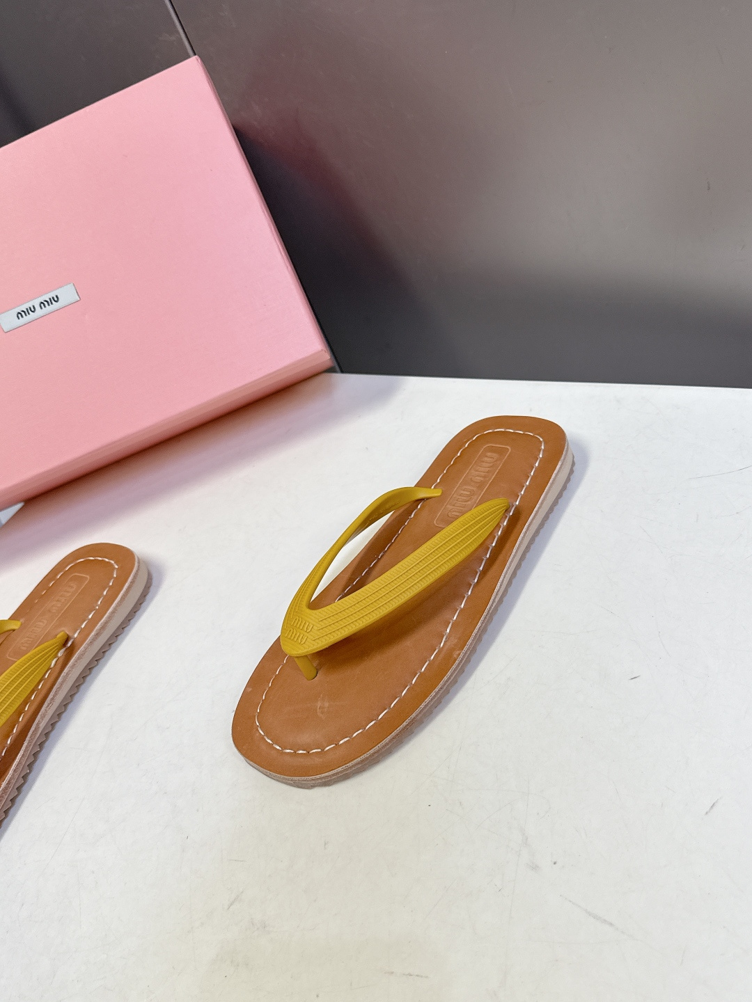 Miu Miu 缪缪2026春夏最新款复古人字拖超多明星网红种草 miu家推出的女士复古风平底人字拖，是