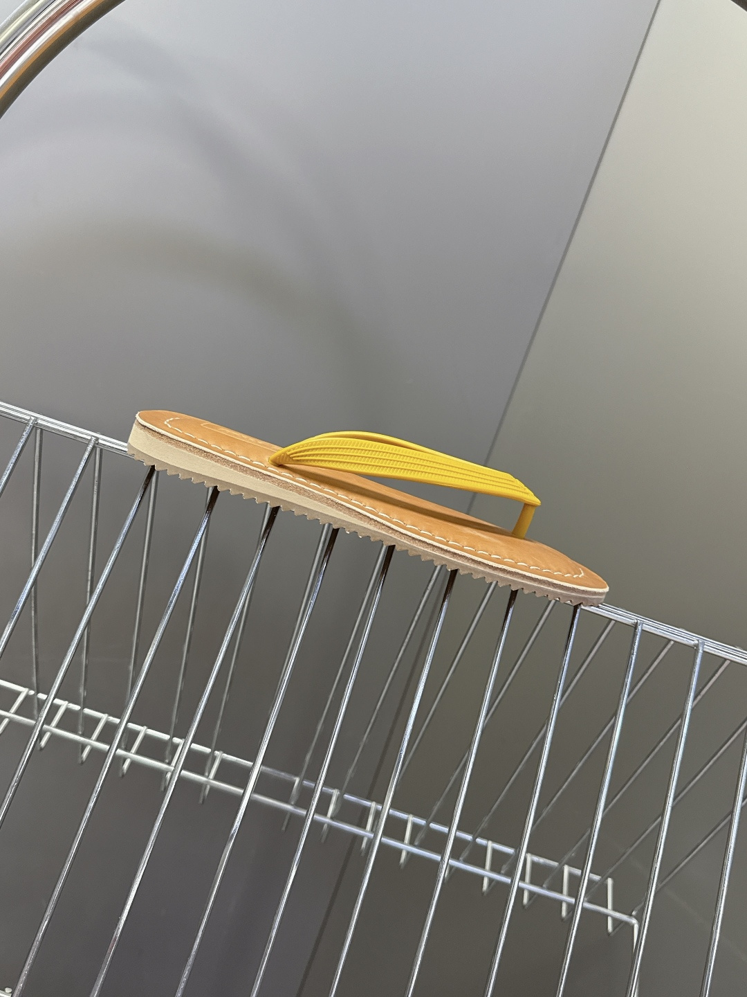 Miu Miu 缪缪2026春夏最新款复古人字拖超多明星网红种草 miu家推出的女士复古风平底人字拖，是