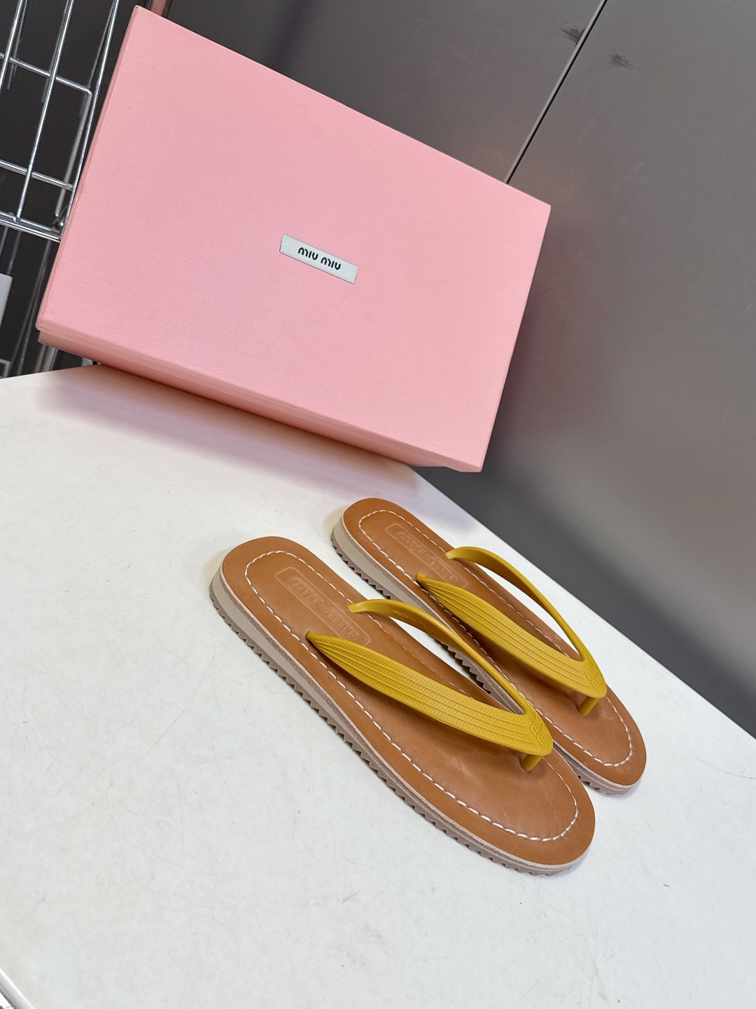 Miu Miu 缪缪2026春夏最新款复古人字拖超多明星网红种草 miu家推出的女士复古风平底人字拖，是