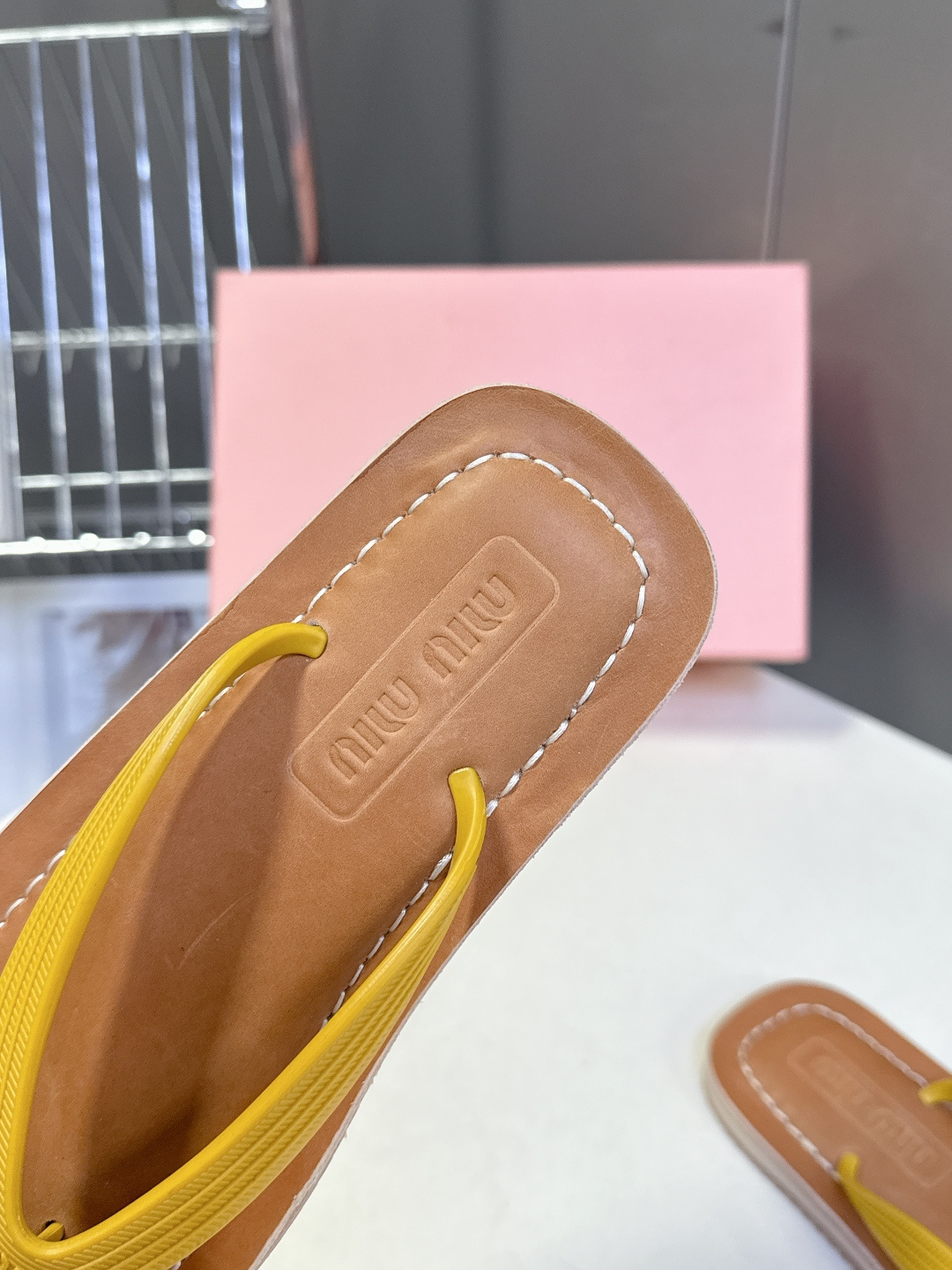 Miu Miu 缪缪2026春夏最新款复古人字拖超多明星网红种草 miu家推出的女士复古风平底人字拖，是