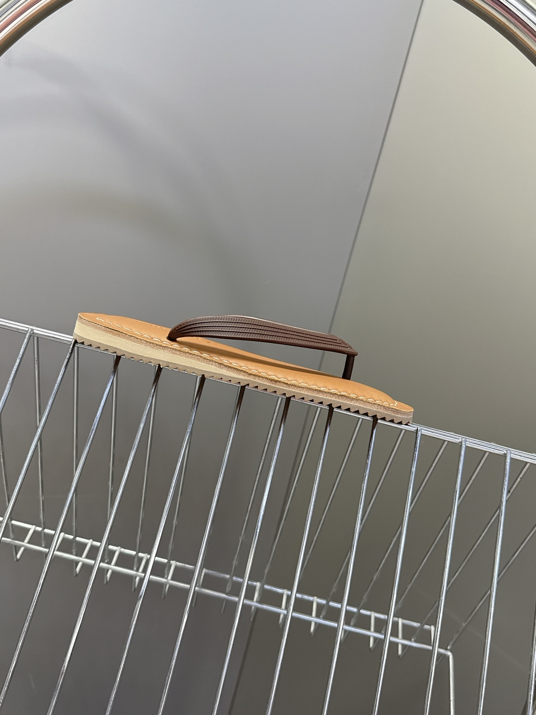 Miu Miu 缪缪2026春夏最新款复古人字拖超多明星网红种草 miu家推出的女士复古风平底人字拖，是