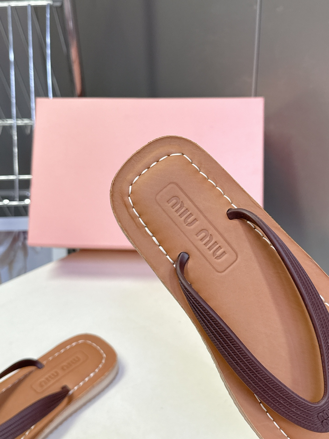 Miu Miu 缪缪2026春夏最新款复古人字拖超多明星网红种草 miu家推出的女士复古风平底人字拖，是