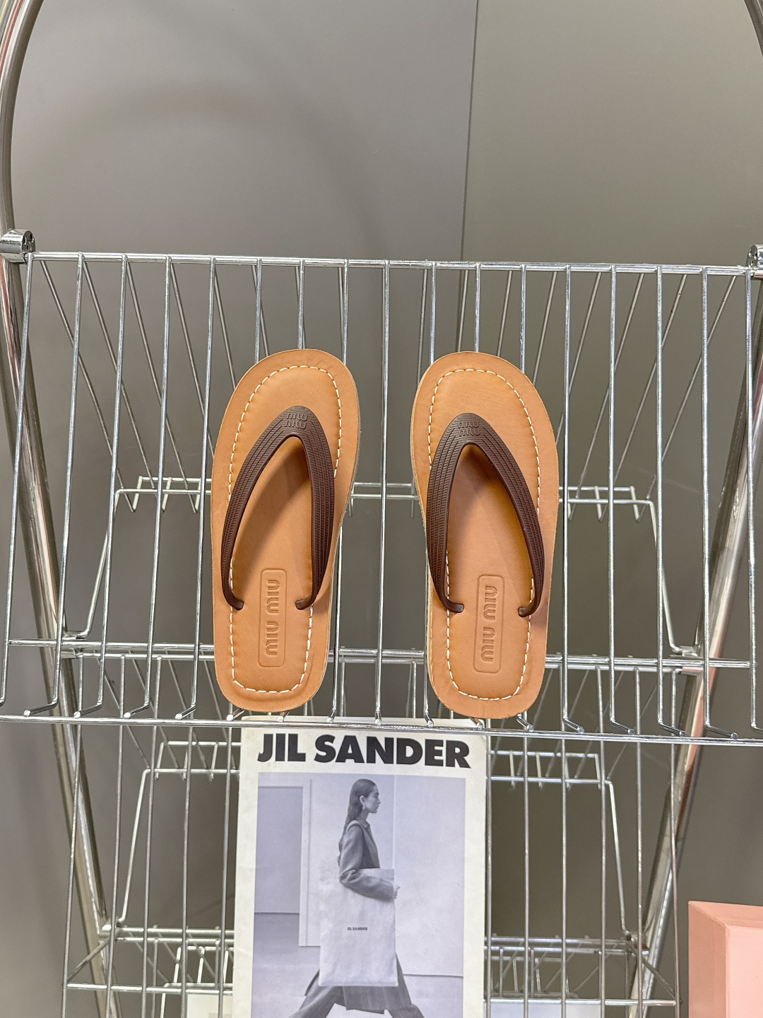 Miu Miu 缪缪2026春夏最新款复古人字拖超多明星网红种草 miu家推出的女士复古风平底人字拖，是