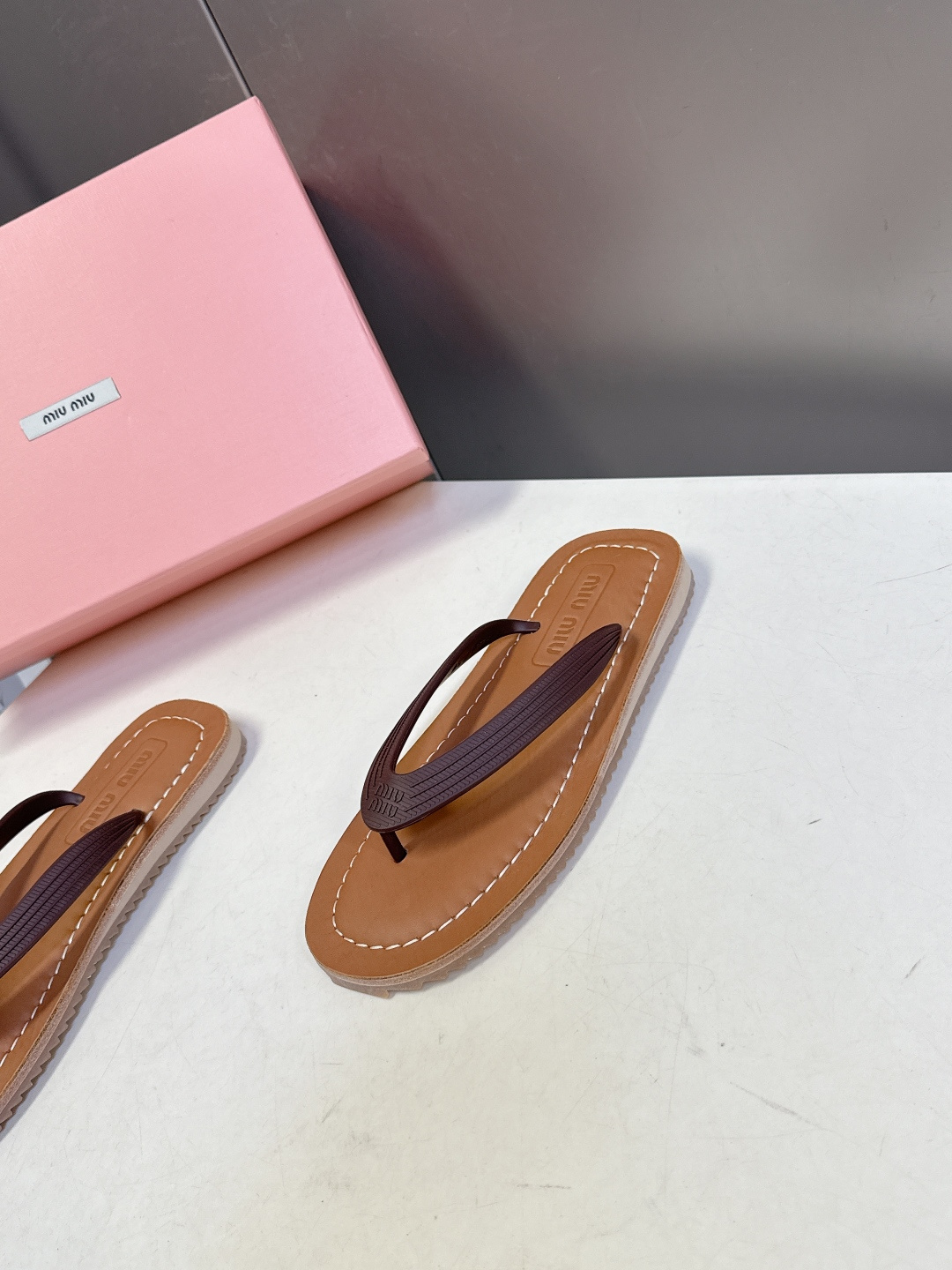Miu Miu 缪缪2026春夏最新款复古人字拖超多明星网红种草 miu家推出的女士复古风平底人字拖，是