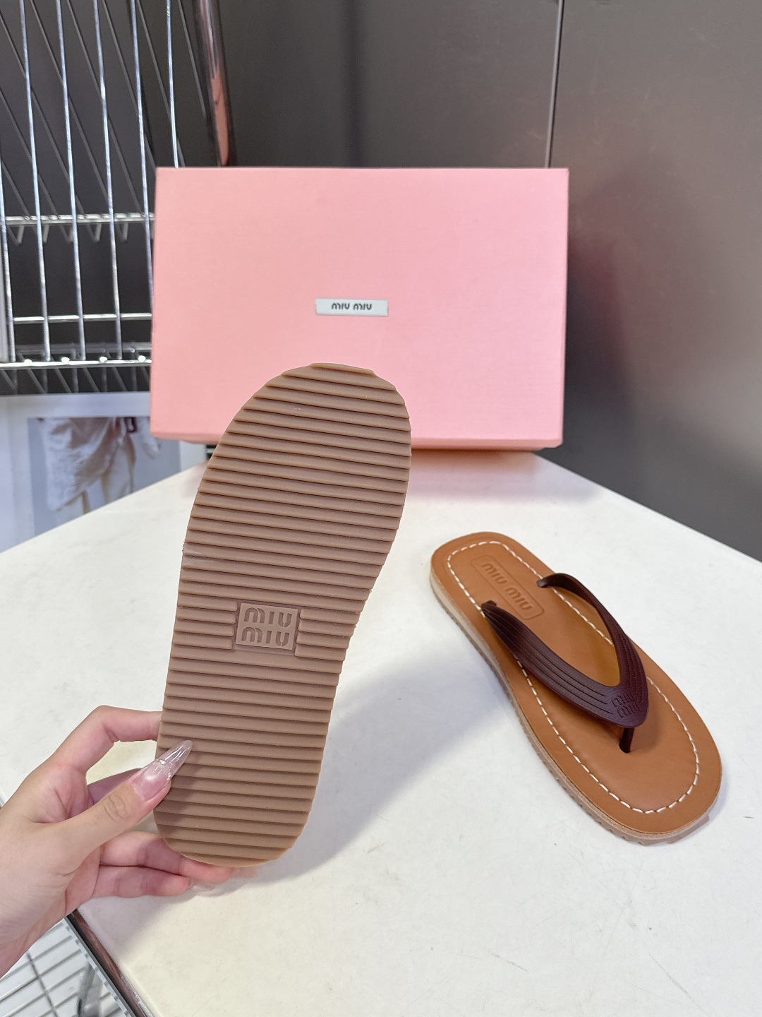 Miu Miu 缪缪2026春夏最新款复古人字拖超多明星网红种草 miu家推出的女士复古风平底人字拖，是