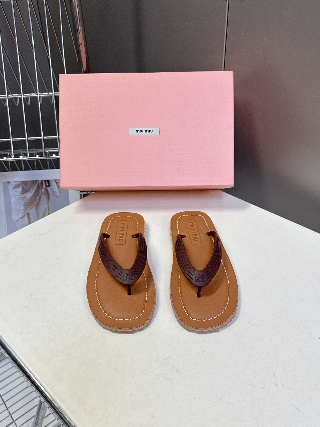 Miu Miu 缪缪2026春夏最新款复古人字拖超多明星网红种草 miu家推出的女士复古风平底人字拖，是