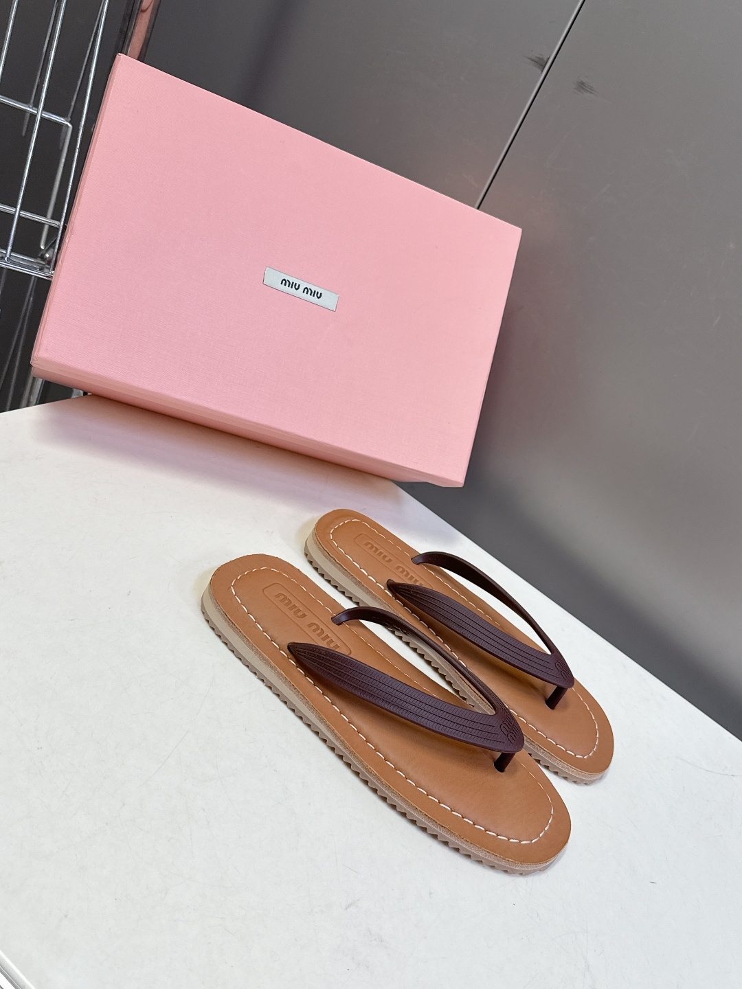 Miu Miu 缪缪2026春夏最新款复古人字拖超多明星网红种草 miu家推出的女士复古风平底人字拖，是
