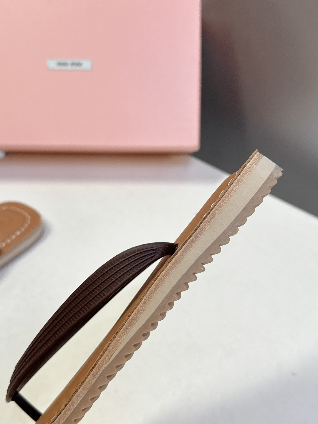 Miu Miu 缪缪2026春夏最新款复古人字拖超多明星网红种草 miu家推出的女士复古风平底人字拖，是