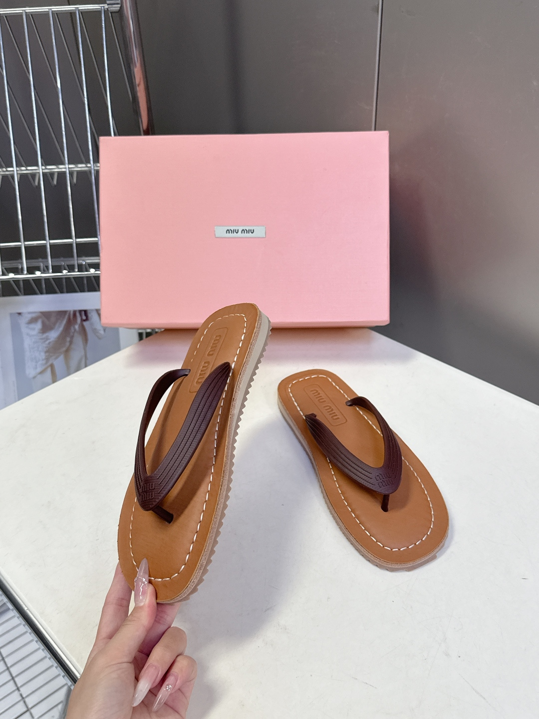 Miu Miu 缪缪2026春夏最新款复古人字拖超多明星网红种草 miu家推出的女士复古风平底人字拖，是