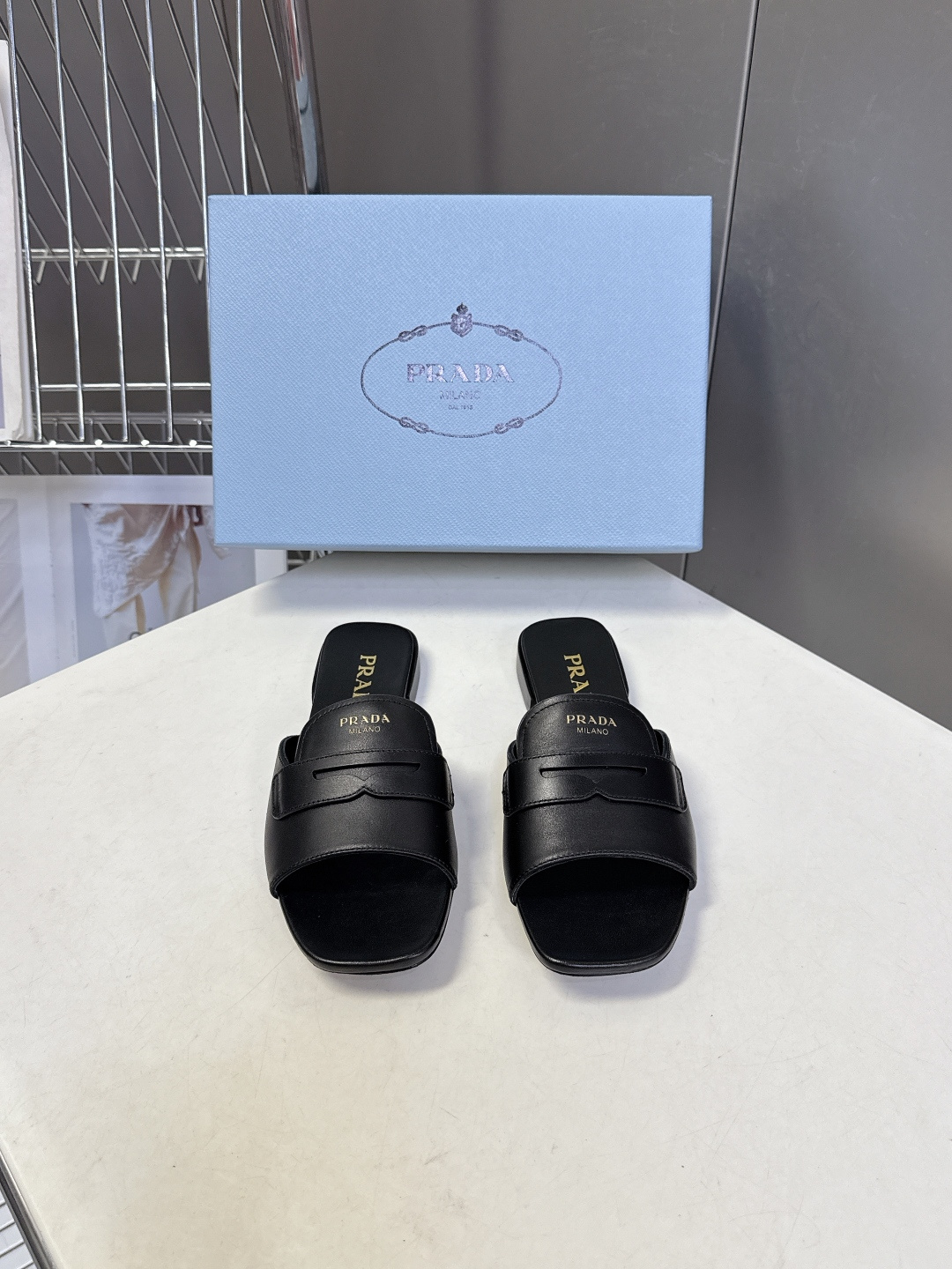 PRADA普拉达2026春夏最新款方头一字拖超多明星网红种草 这是今年春夏推出的女士方头一字拖系列 是品