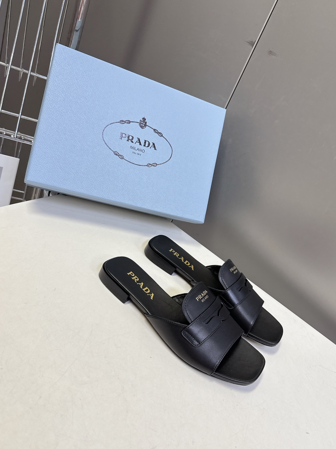 PRADA普拉达2026春夏最新款方头一字拖超多明星网红种草 这是今年春夏推出的女士方头一字拖系列 是品