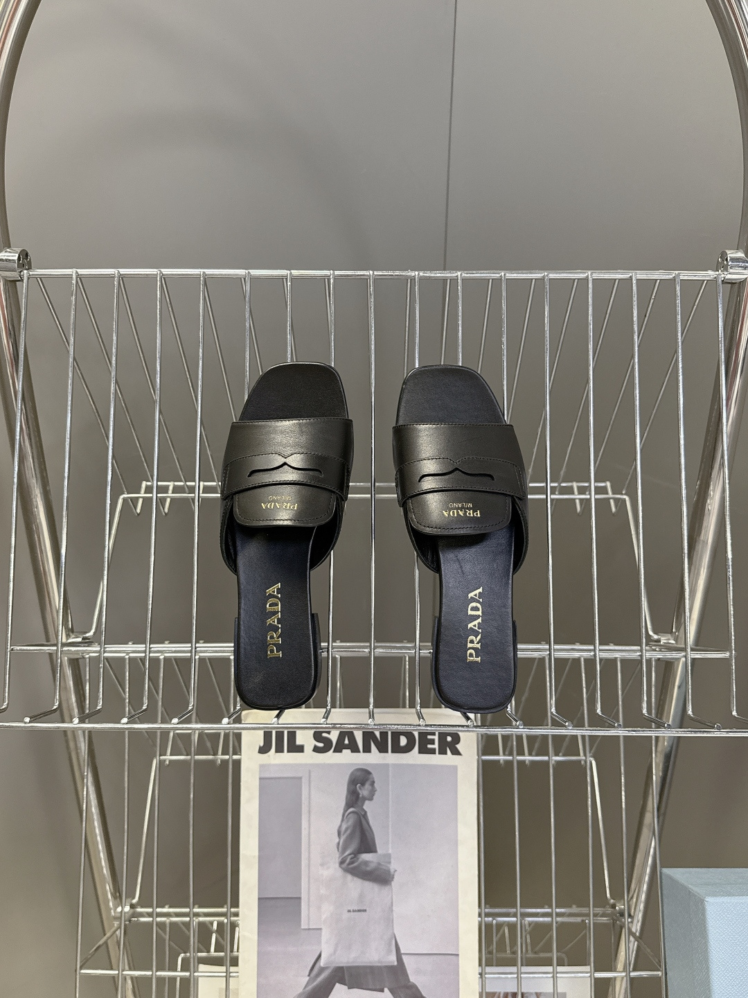 PRADA普拉达2026春夏最新款方头一字拖超多明星网红种草 这是今年春夏推出的女士方头一字拖系列 是品