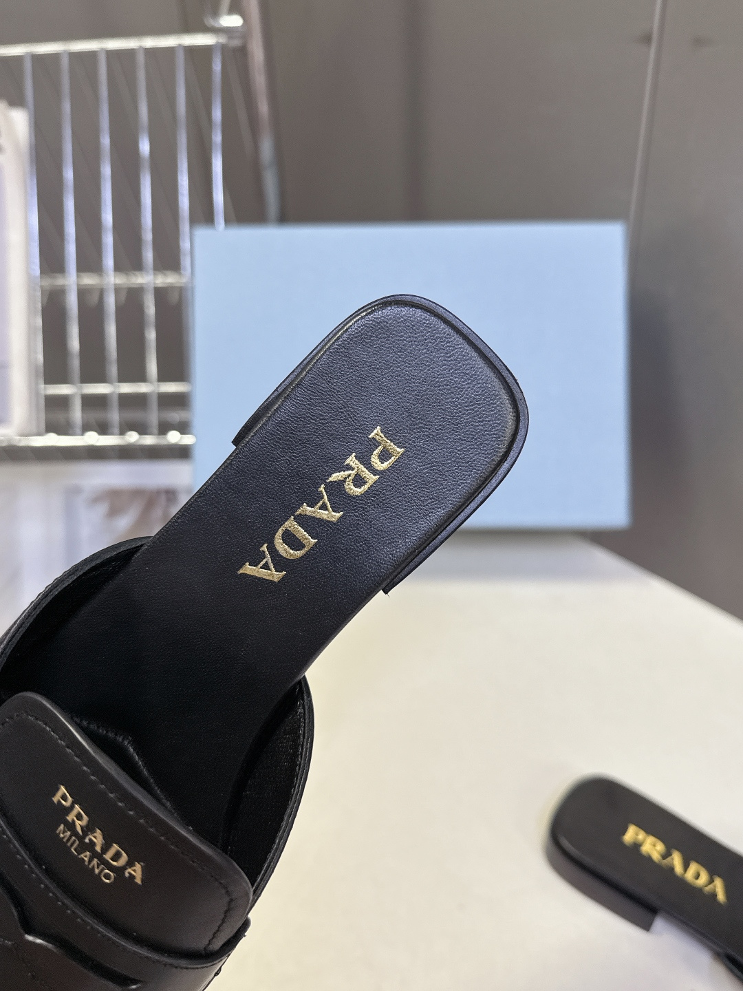 PRADA普拉达2026春夏最新款方头一字拖超多明星网红种草 这是今年春夏推出的女士方头一字拖系列 是品