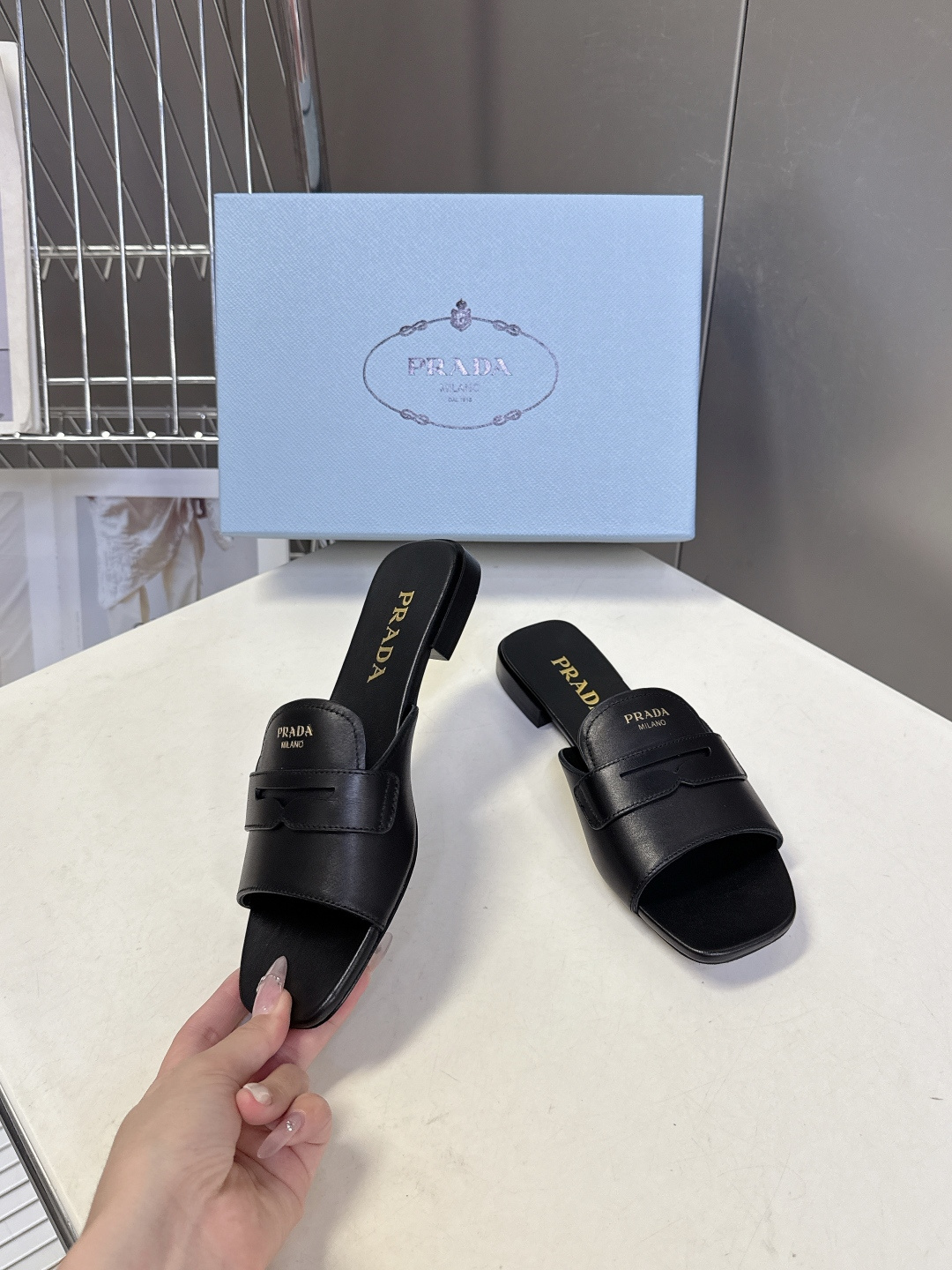 PRADA普拉达2026春夏最新款方头一字拖超多明星网红种草 这是今年春夏推出的女士方头一字拖系列 是品